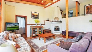 TV, fireplace, DVD player, books - Nagual Retreat with its 'big sky views (Leura)