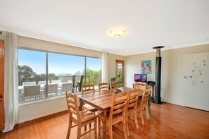 Dining - Nagual Retreat with its 'big sky views (Leura)