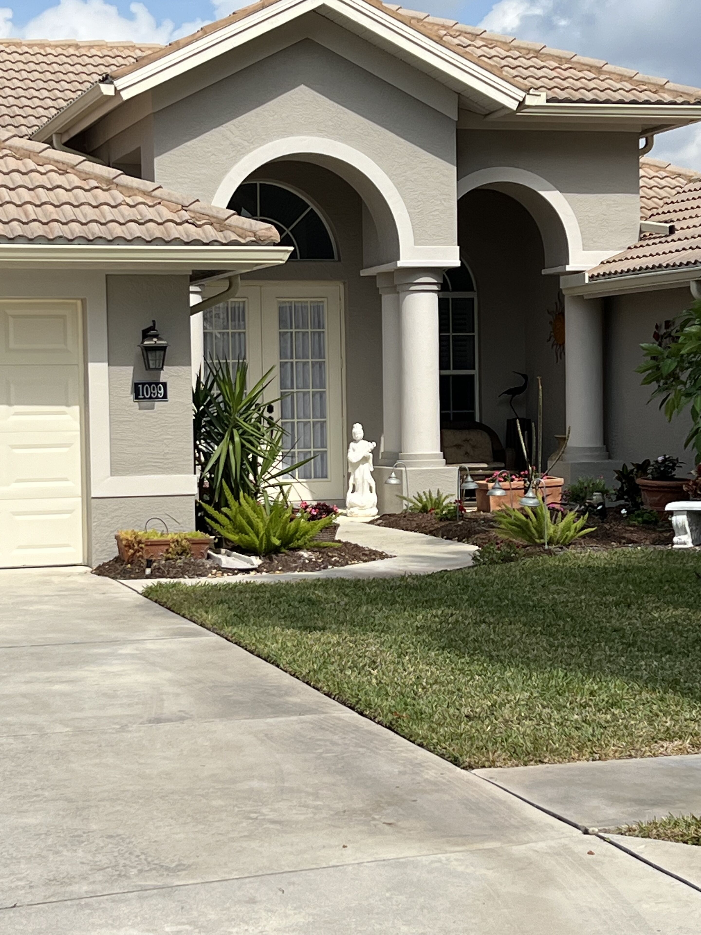 2700 Square Foot Villa/Single Family Lake View pool home in Briarwood, Naples,