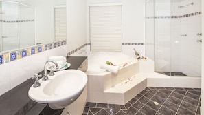 Badewanne, Whirlpool, Haartrockner, Handtücher