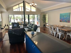 Älytelevisio, takka, DVD-soitin, kirjoja