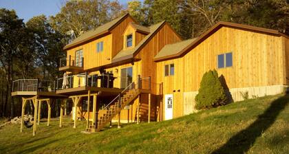 Magnificent Riverfront home, completely private. BOOK 7 NIGHTS GET 10% OFF