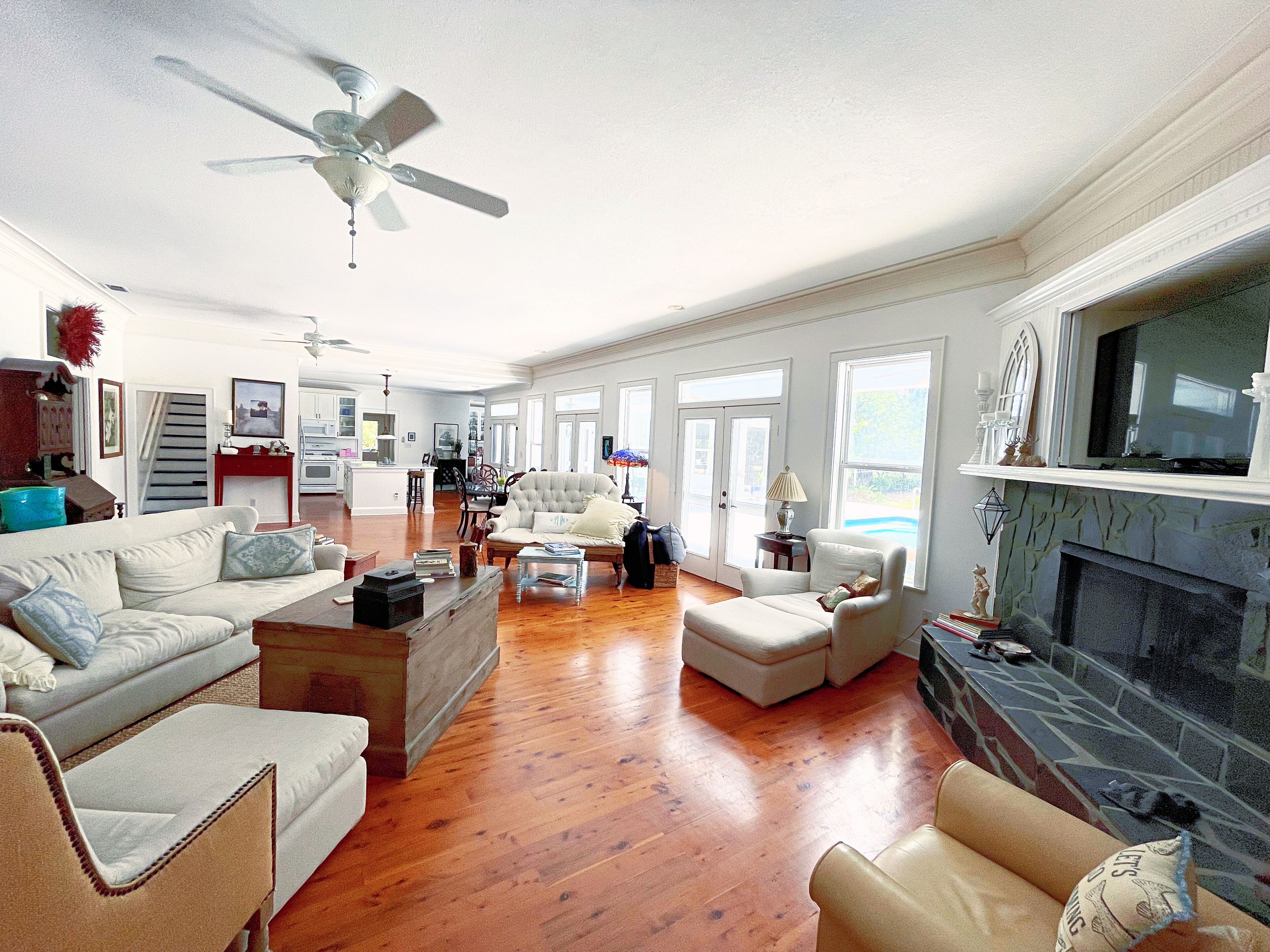 Gorgeous 5 Bed, 4 Bath, Sleeps 12+, 3 Privacy Suites, Pool, Fire Pit, Private