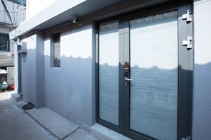 Exterior detail - @Seoul Station, White Modern House 'N2' (Seoul)