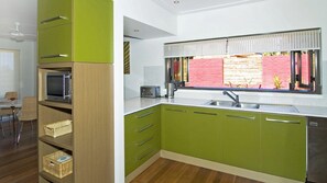 Geladeira, micro-ondas, fogão, lava-louças