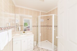 Dusche, Haartrockner, Handtücher, Seife
