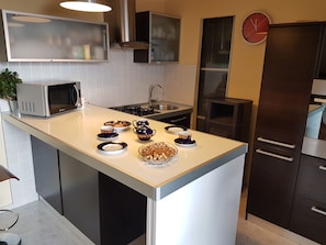 Microwave, dishwasher, coffee/tea maker, cookware/dishes/utensils