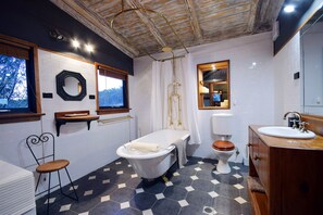 Sèche-cheveux, serviettes fournies, savon, shampoing