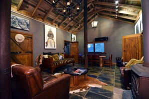 TV, peis, DVD-spiller og bøker