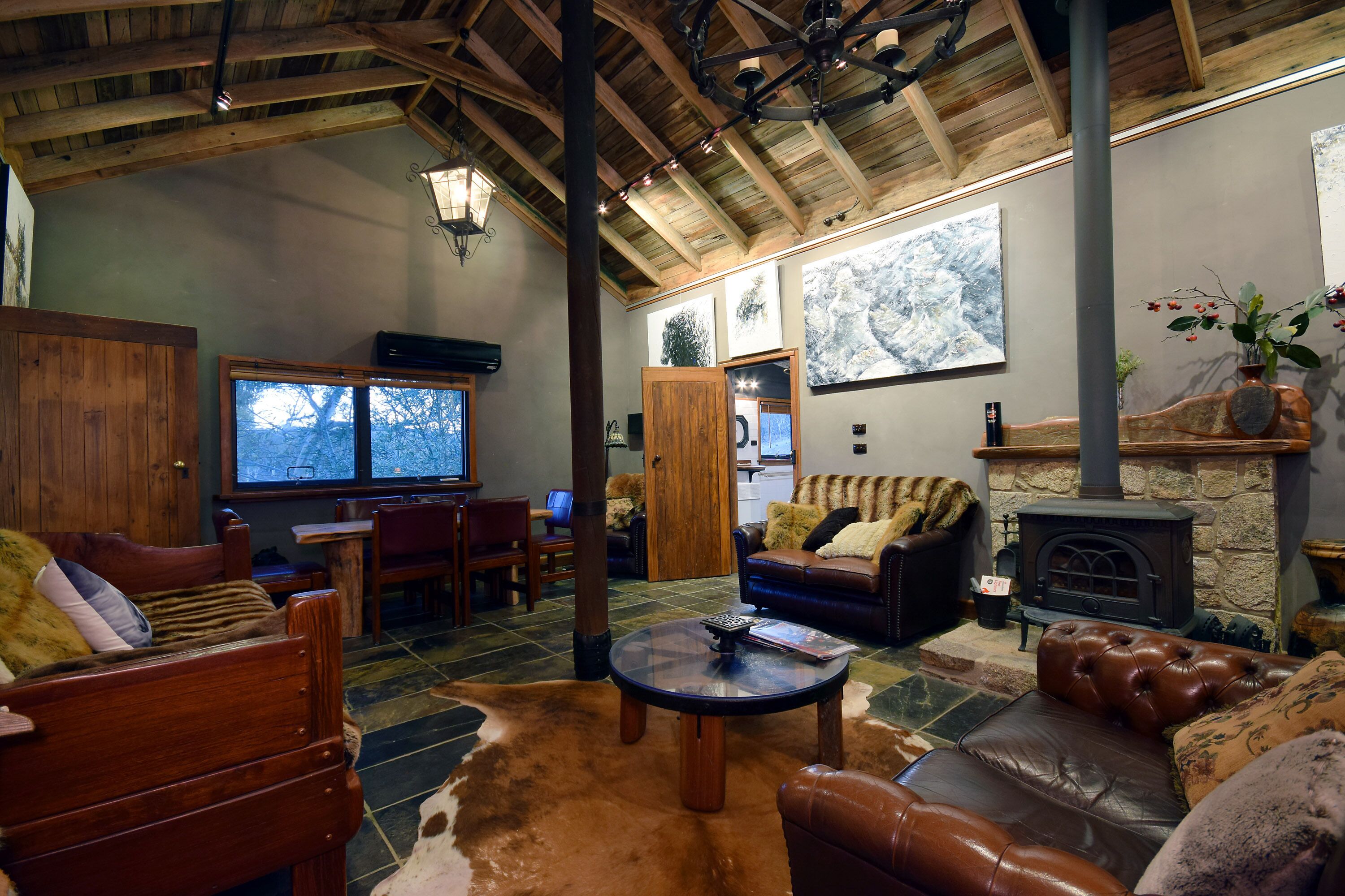 Fernseher, Kamin, DVD-Player, Bücher