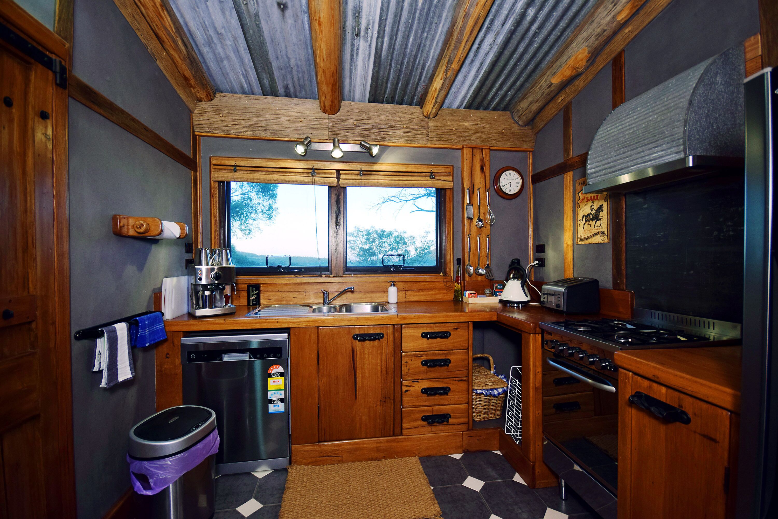 雪櫃、微波爐、焗爐、洗碗機