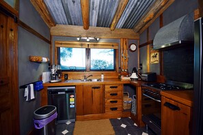 Jääkaappi, mikroaaltouuni, uuni, astianpesukone