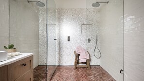 Een douche, een haardroger, handdoeken