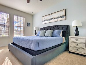 Escritorio, tabla de planchar con plancha, wifi gratis y ropa de cama 