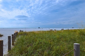Plage à proximité, chaises longues, serviettes de plage