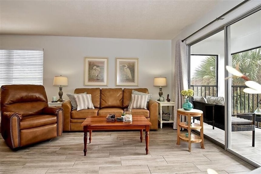 Great Siesta Key Location! Short Walk To The Beach, Shopping, Dining & More!. Vista Hermosa 312a - Siesta Key, FL