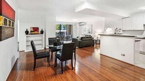 Un intérieur moderne comprenant un coin repas, une cuisine et un espace de vie.