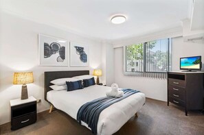 2 bedrooms, desk, iron/ironing board, WiFi