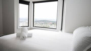 5 bedrooms, iron/ironing board, WiFi, bed sheets