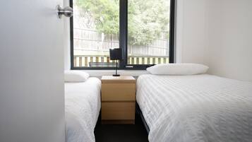 5 bedrooms, iron/ironing board, WiFi, bed sheets
