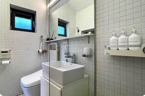 Shower, hair dryer, bidet, towels - 5 Min from Seoul Station! Authentic meets Modern & Cozy Retreat (Seoul)
