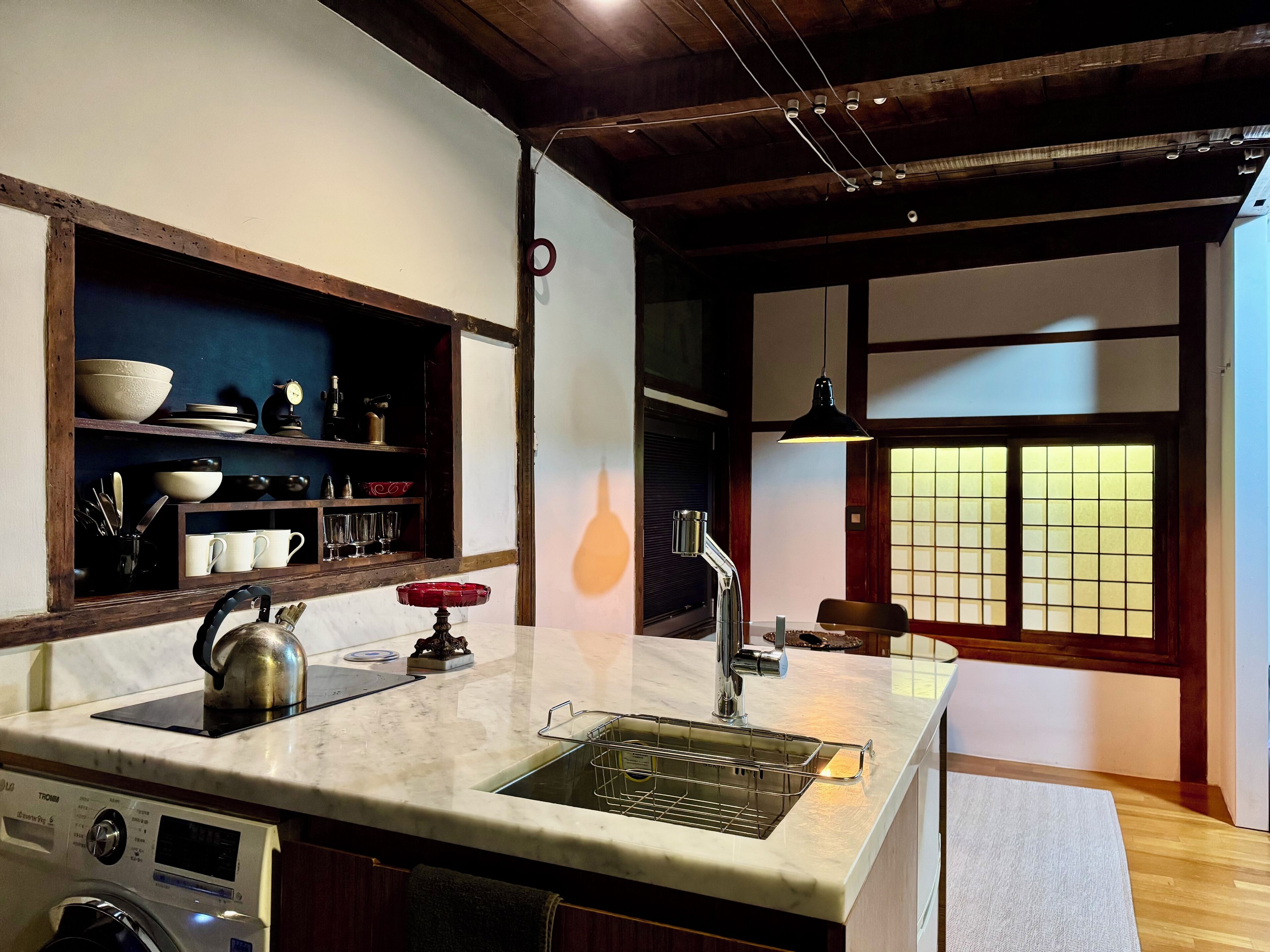 Refrigerador, microondas, cafetera y tetera y tetera eléctrica 