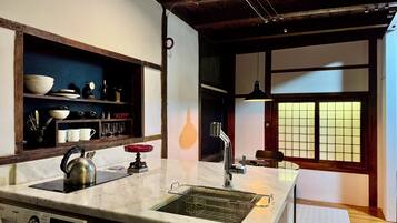 Refrigerador, microondas, cafetera y tetera y tetera eléctrica