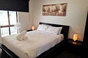 1 quarto, ferros/tábuas de passar roupa, roupa de cama