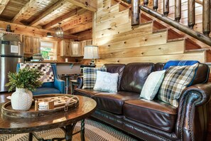 Smart TV, fireplace, books - Family Spring Break ,Private Hot Tub, High-Speed Wifi, 9.7 miles to Dollywood (Gatlinburg)