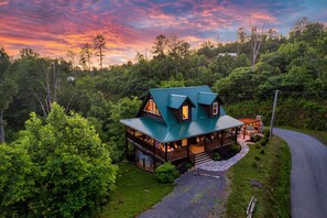 Exterior - Family Spring Break ,Private Hot Tub, High-Speed Wifi, 9.7 miles to Dollywood (Gatlinburg)