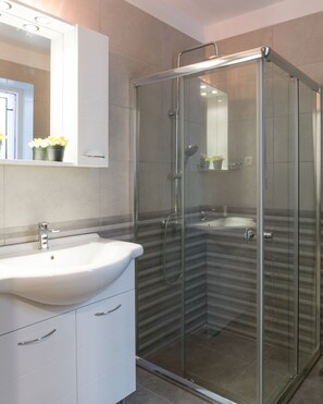 Dusche, Haartrockner, Handtücher, Seife