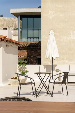Outdoor dining - Acropolis Heights at the foot of the Parthenon by JJ Hospitality (Athina)