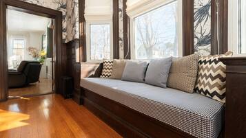 智能電視、DVD 播放機、書籍