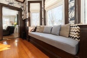 Smart TV, DVD player, books - Downtown Bar Harbor - 3 BD/2 BA - Big Porch and Yard, Steps from Village Green (Bar Harbor)