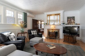 Smart TV, DVD player, books - Downtown Bar Harbor - 3 BD/2 BA - Big Porch and Yard, Steps from Village Green (Bar Harbor)