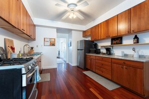 Full-size fridge, microwave, oven, stovetop