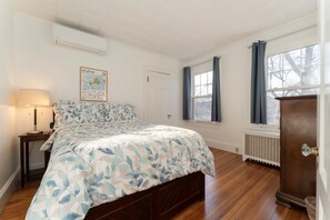 4 slaapkamers, een strijkplank/strijkijzer, reisbedje, gratis wifi