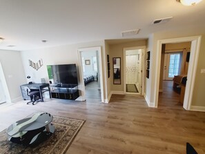 2 soverom, skrivebord, strykejern/-brett og wi-fi (inkludert)