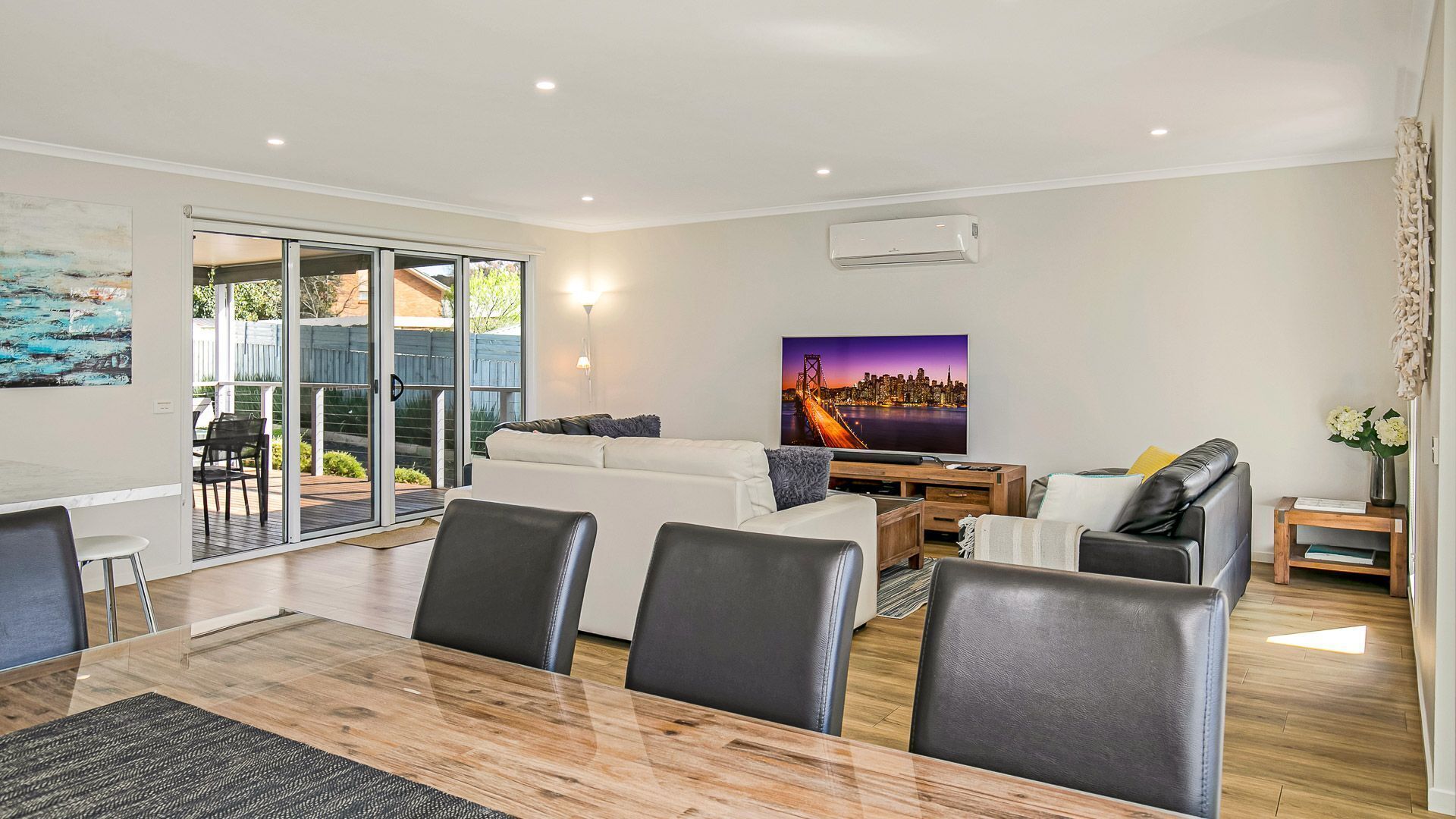 Flachbildfernseher, DVD-Player, Bücher, Videothek