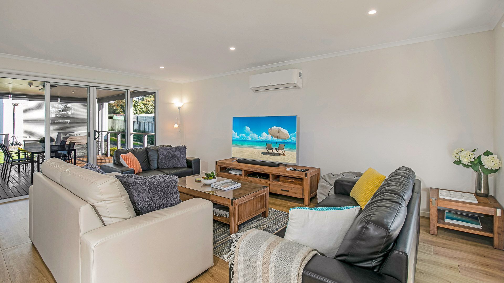 Televisión de pantalla plana, reproductor de DVD, libros y videoteca 