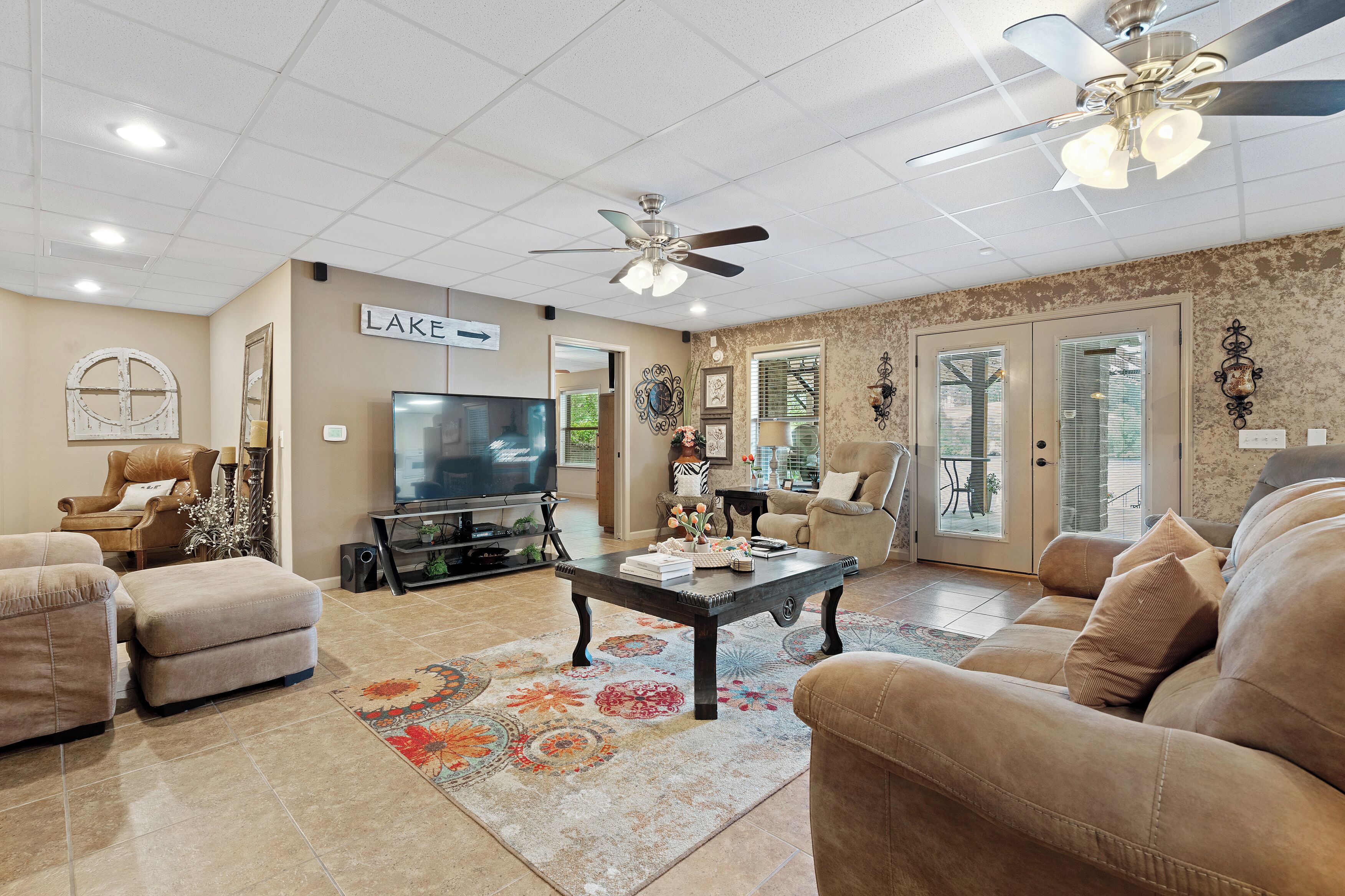 Älytelevisio, takka, DVD-soitin, pöytäjalkapallopöytä