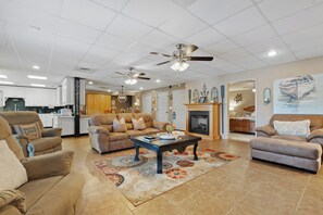 智能電視、壁爐、DVD 播放機、足球機