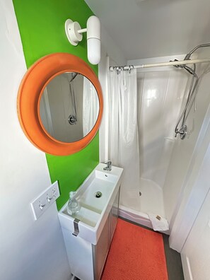 Combined shower/tub, hair dryer, towels, soap