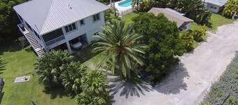 Cottage with Pool  and Boat Dockage just minutes to Key West!