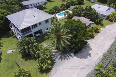 Cottage with Pool  and Boat Dockage just minutes to Key West!