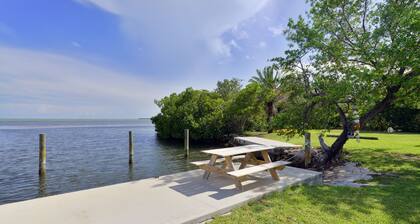 Cottage with Pool and Boat Dockage just minutes to Key West!