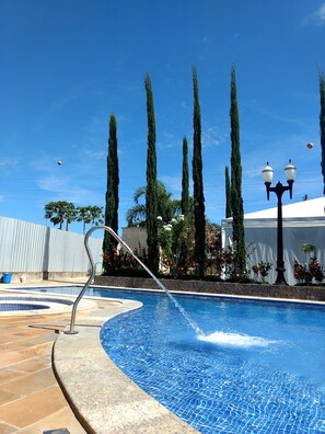 Piscine extérieure, piscine chauffée, chaises longues