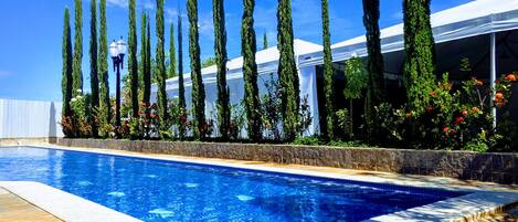 Ulkouima-allas, lämmitetty uima-allas, aurinkotuoleja