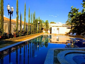 Piscine extérieure, piscine chauffée, chaises longues