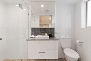 Articles de toilette gratuits, sèche-cheveux, serviettes fournies